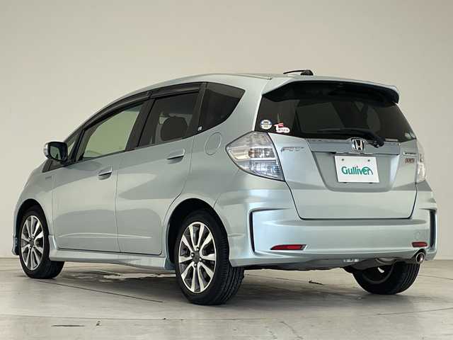 ホンダ フィット ハイブリット RS 愛知県 2012(平24)年 3.5万km スーパープラチナアクアメタリック ・社外７型ナビ＜DVD再生有り＞/・バックカメラ/・パドルシフト/・クルーズコントロール/・ETC/・ステアリングスイッチ/・オートライト/・横滑り防止装置/・盗難防止装置/・ABS/・パワーステアリング/・パワーウィンドウ/・リモコンキー/・SRSエアバッグ（運転席/助手席）/・純正１６インチアルミホイール/・LEDヘッドランプ