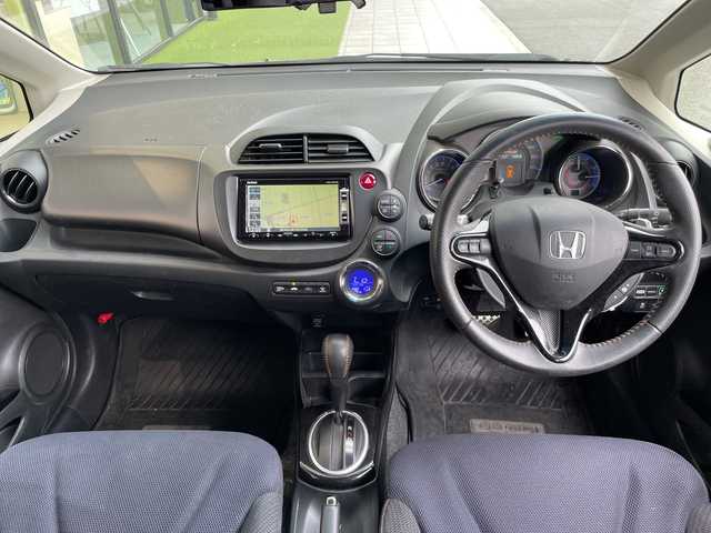 ホンダ フィット ハイブリット RS 愛知県 2012(平24)年 3.5万km スーパープラチナアクアメタリック ・社外７型ナビ＜DVD再生有り＞/・バックカメラ/・パドルシフト/・クルーズコントロール/・ETC/・ステアリングスイッチ/・オートライト/・横滑り防止装置/・盗難防止装置/・ABS/・パワーステアリング/・パワーウィンドウ/・リモコンキー/・SRSエアバッグ（運転席/助手席）/・純正１６インチアルミホイール/・LEDヘッドランプ