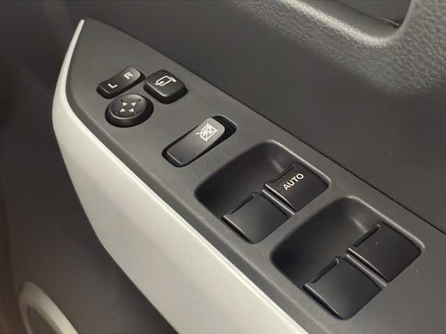 マツダ フレア クロスオーバー XS 愛知県 2018(平30)年 3.1万km ピュアホワイトP /禁煙車//ケンウッドナビ(KXM-E503W)//フルセグTV//ETC//バックカメラ//デュアルカメラブレーキサポート//車線逸脱警報//ふらつき警報//先行車発進お知らせ//HIDヘッドライト//オートライト//LEDフォグランプ//スーパーUV&IRカットガラス//純正15インチアルミホイール//純正フロアマット//純正ドアバイザー//革巻きステアリング//ステアリングスイッチ//プッシュスタート//電動格納ミラーウィンカー//アイドリングストップ//横滑り防止装置//新車保証書