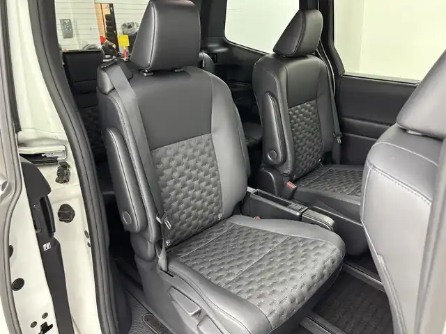 トヨタ ヴォクシー ハイブリッド S－Z 福岡県 2022(令4)年 3.1万km ホワイトパールクリスタルシャイン ワンオーナー　/１４型後席モニター　/純正１０．５型ＤＡナビ　/バックカメラ　/ビルトインＥＴＣ２．０　/レーダークルーズコントロール　/コーナーセンサー　/衝突被害軽減ブレーキ　/アクセル踏み間違い防止　/両側電動スライドドア　/シートヒーター　/ハーフレザーシート　/純正１７インチアルミホイール　/ＬＥＤヘッドライト