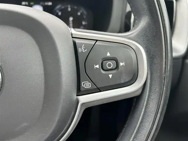 ボルボ ＸＣ６０ D4 AWD モーメンタム 埼玉県 2020(令2)年 5.9万km クリスタルホワイトP 茶本革シート /純正ナビ /全周囲カメラ フルセグTV /ACC apple car play /パークアシスト /ブラインドスポットモニター /レーンキープアシスト /全席シートヒータ /ハンドルヒーター /ドライブレコーダー/ETC /パワーバックドア