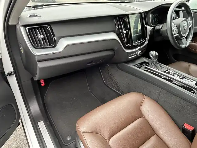 ボルボ ＸＣ６０ D4 AWD モーメンタム 埼玉県 2020(令2)年 5.9万km クリスタルホワイトP 茶本革シート /純正ナビ /全周囲カメラ フルセグTV /ACC apple car play /パークアシスト /ブラインドスポットモニター /レーンキープアシスト /全席シートヒータ /ハンドルヒーター /ドライブレコーダー/ETC /パワーバックドア