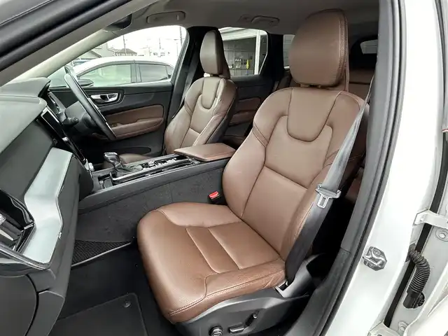 ボルボ ＸＣ６０ D4 AWD モーメンタム 埼玉県 2020(令2)年 5.9万km クリスタルホワイトP 茶本革シート /純正ナビ /全周囲カメラ フルセグTV /ACC apple car play /パークアシスト /ブラインドスポットモニター /レーンキープアシスト /全席シートヒータ /ハンドルヒーター /ドライブレコーダー/ETC /パワーバックドア