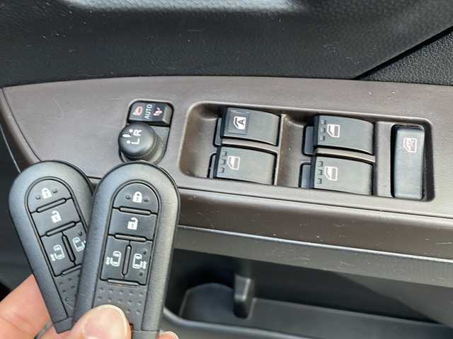 トヨタ タンク G 青森県 2017(平29)年 7.5万km ブラックマイカメタリック 4WD/寒冷地仕様/純正SDナビ・フルセグTV/CD・DVD・Bluetooth・SD/両側パワースライドドア/OP前席シートヒーター/ワイパーデアイサー/クルーズコントロール/OPイルミネーションパッケージ/前席足元照明/OPコンフォートパッケージ/前席シートヒーター/シートバックテーブル/後席サンシェード/ビルトインETC/OP LEDフォグランプ/プッシュスタート/スペアキー