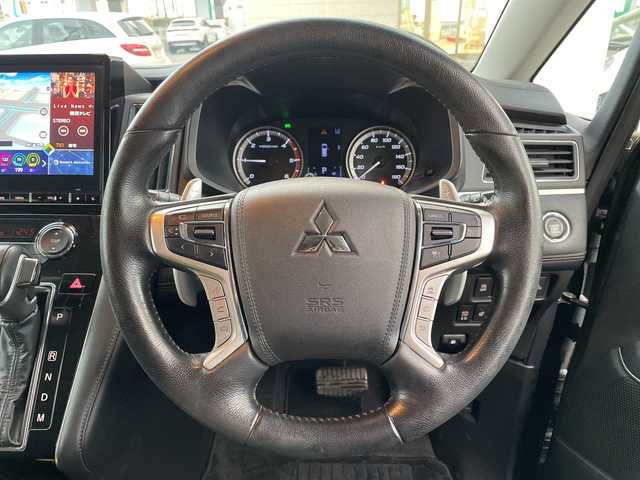 三菱 デリカＤ：５ P 兵庫県 2020(令2)年 3万km アイガーグレーM/ダイヤモンドブラックマイカ 4WD/純正メモリナビ/フリップダウンモニター/(CD/DVD/Bluetooth/USB/MSV)/フルセグTV/全周囲カメラ/ETC/両側パワースライドドア/衝突軽減ブレーキ/レーダークルーズコントロール/ブラインドスポットモニター/サイドステップ/D席パワーシート/前席シートヒーター/ステアリングヒーター/LEDヘッドライト/オートライト/オートハイビーム/フォグランプ/電動リアゲート/電動パーキングブレーキ/オートホールド/スマートキー/スペアキー１本/純正ドアバイザー/純正フロアマット/純正18インチアルミ