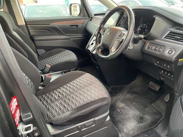 三菱 デリカＤ：５ P 兵庫県 2020(令2)年 3万km アイガーグレーM/ダイヤモンドブラックマイカ 4WD/純正メモリナビ/フリップダウンモニター/(CD/DVD/Bluetooth/USB/MSV)/フルセグTV/全周囲カメラ/ETC/両側パワースライドドア/衝突軽減ブレーキ/レーダークルーズコントロール/ブラインドスポットモニター/サイドステップ/D席パワーシート/前席シートヒーター/ステアリングヒーター/LEDヘッドライト/オートライト/オートハイビーム/フォグランプ/電動リアゲート/電動パーキングブレーキ/オートホールド/スマートキー/スペアキー１本/純正ドアバイザー/純正フロアマット/純正18インチアルミ