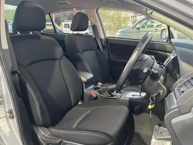 スバル インプレッサ Ｇ４ 1．6i－L 高知県 2013(平25)年 5.4万km アイスシルバーメタリック メモリナビ/Bluetooth接続/ETC/バックカメラ/フルセグテレビ/AM/FM/純正フロアマット/純正15インチアルミホイール/横滑り防止装置/盗難防止装置/運転席＋助手席エアバッグ/キセノンヘッドライト/本革巻きステアリング