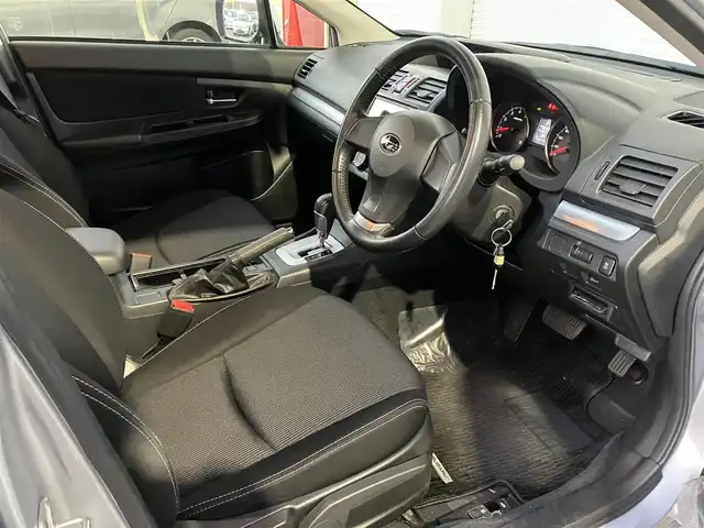 スバル インプレッサ Ｇ４ 1．6i－L 高知県 2013(平25)年 5.4万km アイスシルバーメタリック メモリナビ/Bluetooth接続/ETC/バックカメラ/フルセグテレビ/AM/FM/純正フロアマット/純正15インチアルミホイール/横滑り防止装置/盗難防止装置/運転席＋助手席エアバッグ/キセノンヘッドライト/本革巻きステアリング