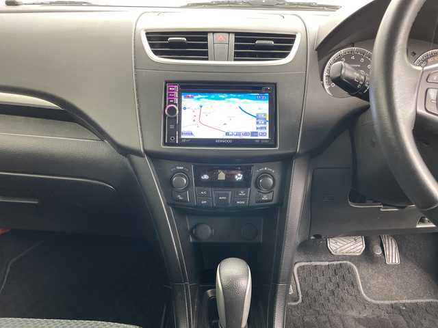 スズキ スイフト RS 道央・札幌 2014(平26)年 6.4万km スノーホワイトパール ・4WD/・社外ナビ&CD&DVD&AUX&TV/・クルーズコントロール/・横滑り防止装置/・前席シートヒーター/・ビルトインETC/・パドルシフト/・ステアリングスイッチ/・フロントワイパーデアイサー/・ドアミラーヒーター/・電動格納ミラー/・純正フロアマット/・ヘッドライトレベライザー/・フォグランプ/・スマートキー/・スペアキー/・保証書/・取扱説明書