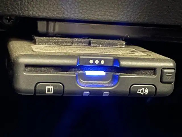 トヨタ ヤリスクロス ハイブリッド Z 愛知県 2021(令3)年 5.6万km ホワイトパールクリスタルシャイン 純正８型ナビ　全方位カメラ　ＢＳＭ　禁煙　追従クルコン　茶ハーフレザー　ＥＴＣ　セーフティセンス　シートヒーター　コーナーセンサー　ＬＥＤオートライト　パワーシート　衝突軽減　車線逸脱　電子パーキング　Bluetooth　USB接続　オートハイビーム　パノラミックビューモニター　純正１８インチAW　プッシュスタート　スマートキー