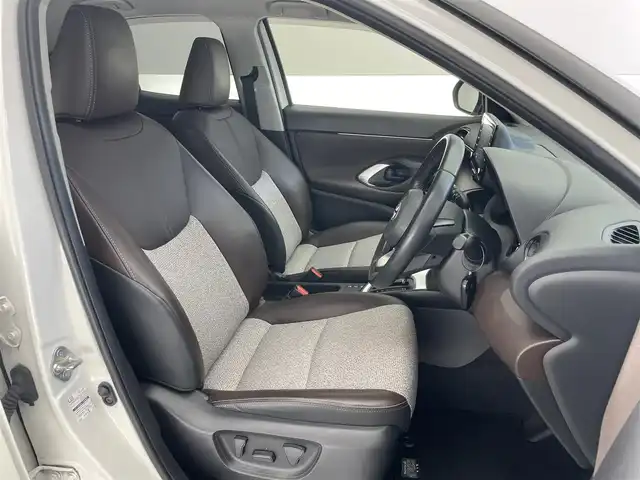 トヨタ ヤリスクロス ハイブリッド Z 愛知県 2021(令3)年 5.6万km ホワイトパールクリスタルシャイン 純正８型ナビ　全方位カメラ　ＢＳＭ　禁煙　追従クルコン　茶ハーフレザー　ＥＴＣ　セーフティセンス　シートヒーター　コーナーセンサー　ＬＥＤオートライト　パワーシート　衝突軽減　車線逸脱　電子パーキング　Bluetooth　USB接続　オートハイビーム　パノラミックビューモニター　純正１８インチAW　プッシュスタート　スマートキー