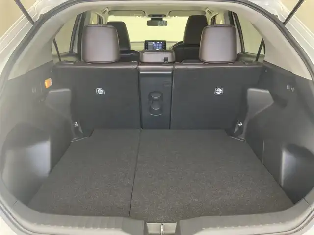 トヨタ ヤリスクロス ハイブリッド Z 愛知県 2021(令3)年 5.6万km ホワイトパールクリスタルシャイン 純正８型ナビ　全方位カメラ　ＢＳＭ　禁煙　追従クルコン　茶ハーフレザー　ＥＴＣ　セーフティセンス　シートヒーター　コーナーセンサー　ＬＥＤオートライト　パワーシート　衝突軽減　車線逸脱　電子パーキング　Bluetooth　USB接続　オートハイビーム　パノラミックビューモニター　純正１８インチAW　プッシュスタート　スマートキー