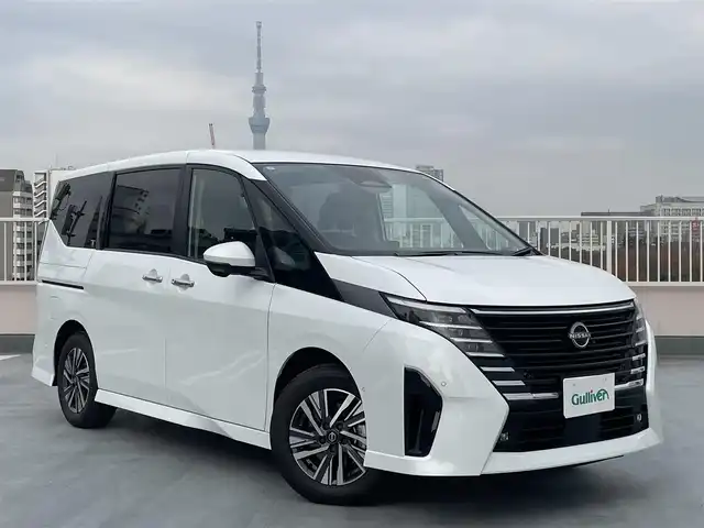 日産 セレナ e－パワー ルキシオン 東京都 2025(令7)年 0.3万km プリズムホワイト ワンオーナー/ニッサンコネクティッドナビ（BT/地デジTV)/アラウンドビューモニター/プロパイロット2.0/黒皮シート/足元イルミパック/フロアカーペットパッケージ/100V電源/シートヒーター（一列目/二列目）/ステリングヒーター/車内カーテン/カーアラームスタンダード/純正16インチアルミ/ビルトインETC2.0/シートヒーター（一列目/二列目）/デジタルインナーミラー/ヘッドアップディスプレイ/純正フロアマット/スペアキー1本/保証書