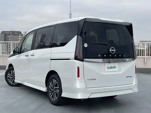 日産 セレナ e－パワー ルキシオン 東京都 2025(令7)年 0.3万km プリズムホワイト ワンオーナー/ニッサンコネクティッドナビ（BT/地デジTV)/アラウンドビューモニター/プロパイロット2.0/黒皮シート/足元イルミパック/フロアカーペットパッケージ/100V電源/シートヒーター（一列目/二列目）/ステリングヒーター/車内カーテン/カーアラームスタンダード/純正16インチアルミ/ビルトインETC2.0/シートヒーター（一列目/二列目）/デジタルインナーミラー/ヘッドアップディスプレイ/純正フロアマット/スペアキー1本/保証書