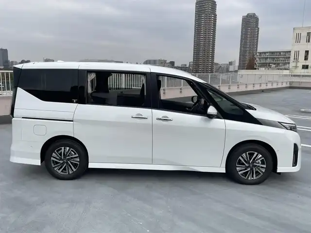日産 セレナ e－パワー ルキシオン 東京都 2025(令7)年 0.3万km プリズムホワイト ワンオーナー/ニッサンコネクティッドナビ（BT/地デジTV)/アラウンドビューモニター/プロパイロット2.0/黒皮シート/足元イルミパック/フロアカーペットパッケージ/100V電源/シートヒーター（一列目/二列目）/ステリングヒーター/車内カーテン/カーアラームスタンダード/純正16インチアルミ/ビルトインETC2.0/シートヒーター（一列目/二列目）/デジタルインナーミラー/ヘッドアップディスプレイ/純正フロアマット/スペアキー1本/保証書