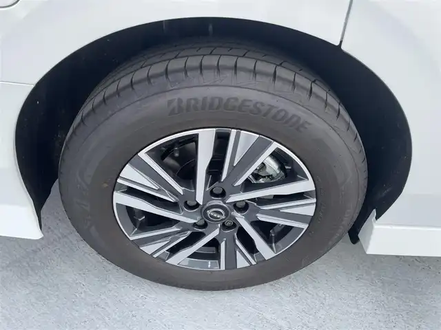 日産 セレナ e－パワー ルキシオン 東京都 2025(令7)年 0.3万km プリズムホワイト ワンオーナー/ニッサンコネクティッドナビ（BT/地デジTV)/アラウンドビューモニター/プロパイロット2.0/黒皮シート/足元イルミパック/フロアカーペットパッケージ/100V電源/シートヒーター（一列目/二列目）/ステリングヒーター/車内カーテン/カーアラームスタンダード/純正16インチアルミ/ビルトインETC2.0/シートヒーター（一列目/二列目）/デジタルインナーミラー/ヘッドアップディスプレイ/純正フロアマット/スペアキー1本/保証書