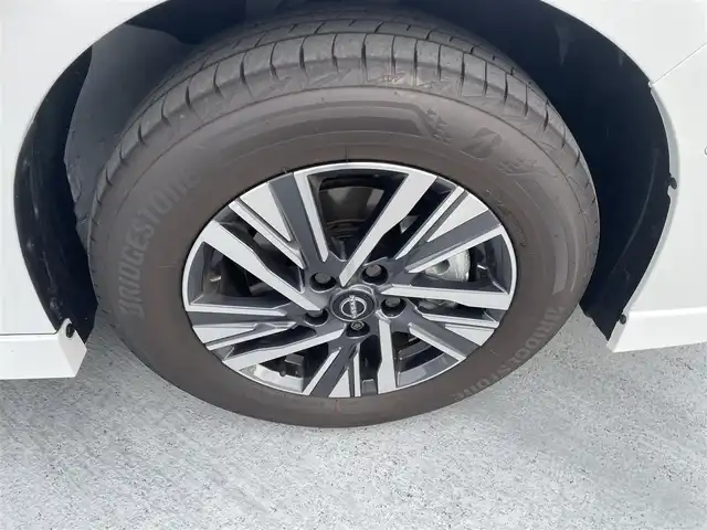 日産 セレナ e－パワー ルキシオン 東京都 2025(令7)年 0.3万km プリズムホワイト ワンオーナー/ニッサンコネクティッドナビ（BT/地デジTV)/アラウンドビューモニター/プロパイロット2.0/黒皮シート/足元イルミパック/フロアカーペットパッケージ/100V電源/シートヒーター（一列目/二列目）/ステリングヒーター/車内カーテン/カーアラームスタンダード/純正16インチアルミ/ビルトインETC2.0/シートヒーター（一列目/二列目）/デジタルインナーミラー/ヘッドアップディスプレイ/純正フロアマット/スペアキー1本/保証書