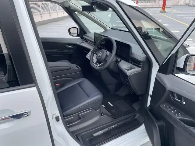 日産 セレナ e－パワー ルキシオン 東京都 2025(令7)年 0.3万km プリズムホワイト ワンオーナー/ニッサンコネクティッドナビ（BT/地デジTV)/アラウンドビューモニター/プロパイロット2.0/黒皮シート/足元イルミパック/フロアカーペットパッケージ/100V電源/シートヒーター（一列目/二列目）/ステリングヒーター/車内カーテン/カーアラームスタンダード/純正16インチアルミ/ビルトインETC2.0/シートヒーター（一列目/二列目）/デジタルインナーミラー/ヘッドアップディスプレイ/純正フロアマット/スペアキー1本/保証書