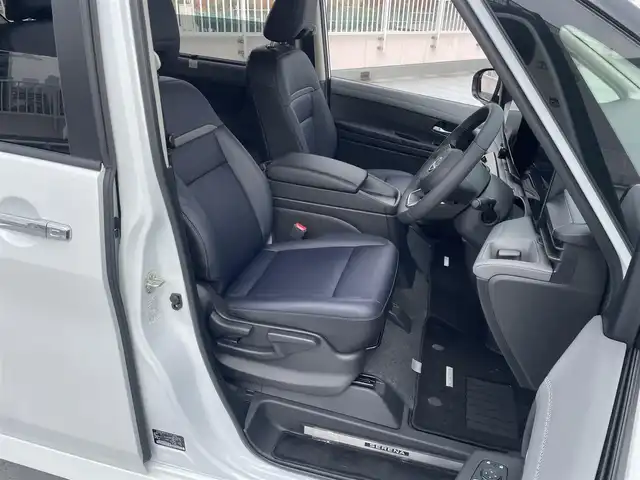日産 セレナ e－パワー ルキシオン 東京都 2025(令7)年 0.3万km プリズムホワイト ワンオーナー/ニッサンコネクティッドナビ（BT/地デジTV)/アラウンドビューモニター/プロパイロット2.0/黒皮シート/足元イルミパック/フロアカーペットパッケージ/100V電源/シートヒーター（一列目/二列目）/ステリングヒーター/車内カーテン/カーアラームスタンダード/純正16インチアルミ/ビルトインETC2.0/シートヒーター（一列目/二列目）/デジタルインナーミラー/ヘッドアップディスプレイ/純正フロアマット/スペアキー1本/保証書