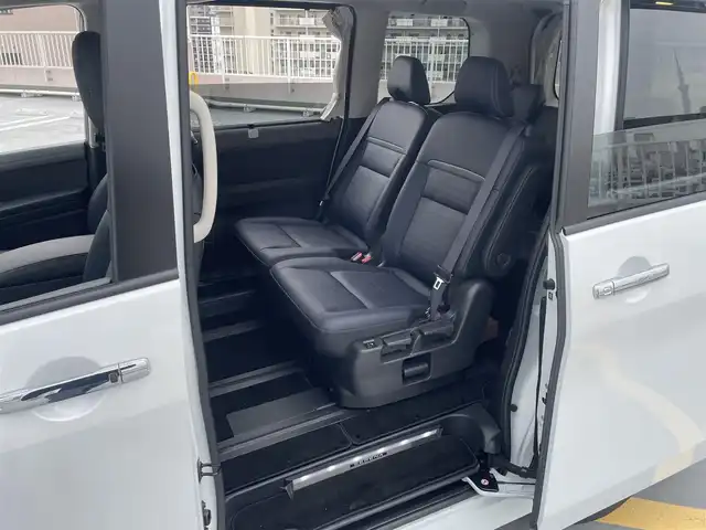 日産 セレナ e－パワー ルキシオン 東京都 2025(令7)年 0.3万km プリズムホワイト ワンオーナー/ニッサンコネクティッドナビ（BT/地デジTV)/アラウンドビューモニター/プロパイロット2.0/黒皮シート/足元イルミパック/フロアカーペットパッケージ/100V電源/シートヒーター（一列目/二列目）/ステリングヒーター/車内カーテン/カーアラームスタンダード/純正16インチアルミ/ビルトインETC2.0/シートヒーター（一列目/二列目）/デジタルインナーミラー/ヘッドアップディスプレイ/純正フロアマット/スペアキー1本/保証書