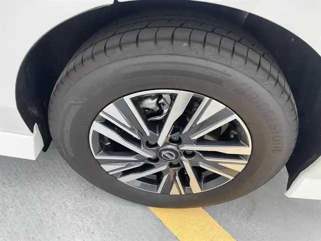 日産 セレナ e－パワー ルキシオン 東京都 2025(令7)年 0.3万km プリズムホワイト ワンオーナー/ニッサンコネクティッドナビ（BT/地デジTV)/アラウンドビューモニター/プロパイロット2.0/黒皮シート/足元イルミパック/フロアカーペットパッケージ/100V電源/シートヒーター（一列目/二列目）/ステリングヒーター/車内カーテン/カーアラームスタンダード/純正16インチアルミ/ビルトインETC2.0/シートヒーター（一列目/二列目）/デジタルインナーミラー/ヘッドアップディスプレイ/純正フロアマット/スペアキー1本/保証書