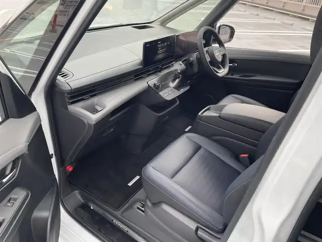 日産 セレナ e－パワー ルキシオン 東京都 2025(令7)年 0.3万km プリズムホワイト ワンオーナー/ニッサンコネクティッドナビ（BT/地デジTV)/アラウンドビューモニター/プロパイロット2.0/黒皮シート/足元イルミパック/フロアカーペットパッケージ/100V電源/シートヒーター（一列目/二列目）/ステリングヒーター/車内カーテン/カーアラームスタンダード/純正16インチアルミ/ビルトインETC2.0/シートヒーター（一列目/二列目）/デジタルインナーミラー/ヘッドアップディスプレイ/純正フロアマット/スペアキー1本/保証書