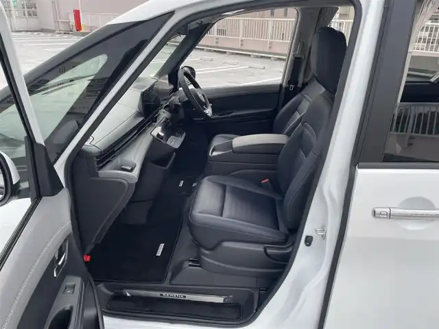 日産 セレナ e－パワー ルキシオン 東京都 2025(令7)年 0.3万km プリズムホワイト ワンオーナー/ニッサンコネクティッドナビ（BT/地デジTV)/アラウンドビューモニター/プロパイロット2.0/黒皮シート/足元イルミパック/フロアカーペットパッケージ/100V電源/シートヒーター（一列目/二列目）/ステリングヒーター/車内カーテン/カーアラームスタンダード/純正16インチアルミ/ビルトインETC2.0/シートヒーター（一列目/二列目）/デジタルインナーミラー/ヘッドアップディスプレイ/純正フロアマット/スペアキー1本/保証書