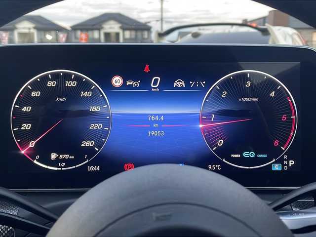 メルセデス・ベンツ Ｍ・ベンツ Ｃ２２０ｄ アバンギャルド　AMGライン 三重県 2022(令4)年 1.9万km ヒヤシンスレッド メーカーオプション/・ヘッドアップディスプレイ/・ARナビゲーション/・レザーシート/・パノラミックスライディングルーフ/レーダーセーフティパッケージ/・アクティブディスタンスアシストディストロニック/・アクティブブレーキアシスト/・PRE-SAFEインパルスサイド/・緊急回避補助システム/・渋滞時ブレーキ機能/・アクティブブラインドスポットアシスト/・アクティブレーンキーピングアシスト/・アクティブステアリングアシスト/・アクティブレーンチェンジグアシスト/・アクティブエマージェンシーストップアシスト/アクティブパーキングアシスト/ターボ/純正ナビ/フルセグTV/【Bluetooth/USB】/360°カメラシステム/ビルトインETC2.0/前後ドライブレコーダー/パドルシフト/パワートランクリッド/D/N席パワーシート/D/N席シートヒーター/デジタルライト/フロント225/45R18インチ純正AW/リア245/40R18インチ純正AW/プッシュスタート/スマートキー/スペアキー/純正フロアマット