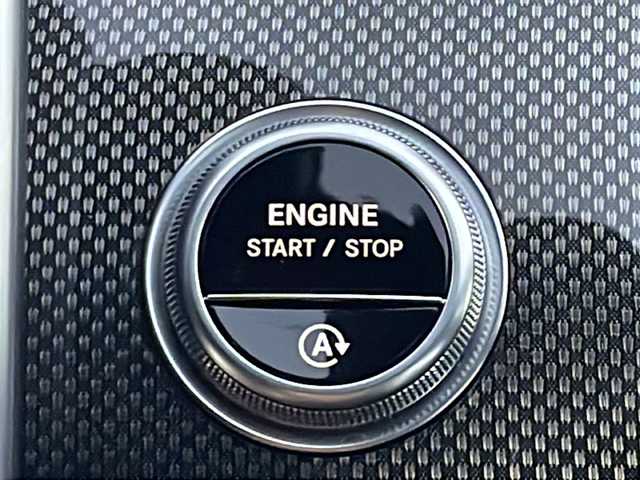 メルセデス・ベンツ Ｍ・ベンツ Ｃ２２０ｄ アバンギャルド　AMGライン 三重県 2022(令4)年 1.9万km ヒヤシンスレッド メーカーオプション/・ヘッドアップディスプレイ/・ARナビゲーション/・レザーシート/・パノラミックスライディングルーフ/レーダーセーフティパッケージ/・アクティブディスタンスアシストディストロニック/・アクティブブレーキアシスト/・PRE-SAFEインパルスサイド/・緊急回避補助システム/・渋滞時ブレーキ機能/・アクティブブラインドスポットアシスト/・アクティブレーンキーピングアシスト/・アクティブステアリングアシスト/・アクティブレーンチェンジグアシスト/・アクティブエマージェンシーストップアシスト/アクティブパーキングアシスト/ターボ/純正ナビ/フルセグTV/【Bluetooth/USB】/360°カメラシステム/ビルトインETC2.0/前後ドライブレコーダー/パドルシフト/パワートランクリッド/D/N席パワーシート/D/N席シートヒーター/デジタルライト/フロント225/45R18インチ純正AW/リア245/40R18インチ純正AW/プッシュスタート/スマートキー/スペアキー/純正フロアマット