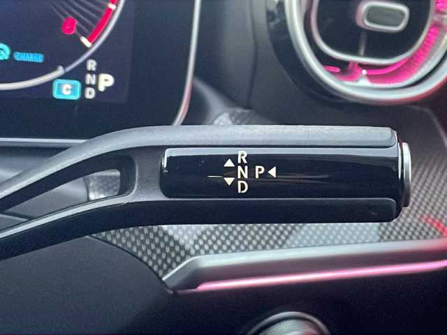 メルセデス・ベンツ Ｍ・ベンツ Ｃ２２０ｄ アバンギャルド　AMGライン 三重県 2022(令4)年 1.9万km ヒヤシンスレッド メーカーオプション/・ヘッドアップディスプレイ/・ARナビゲーション/・レザーシート/・パノラミックスライディングルーフ/レーダーセーフティパッケージ/・アクティブディスタンスアシストディストロニック/・アクティブブレーキアシスト/・PRE-SAFEインパルスサイド/・緊急回避補助システム/・渋滞時ブレーキ機能/・アクティブブラインドスポットアシスト/・アクティブレーンキーピングアシスト/・アクティブステアリングアシスト/・アクティブレーンチェンジグアシスト/・アクティブエマージェンシーストップアシスト/アクティブパーキングアシスト/ターボ/純正ナビ/フルセグTV/【Bluetooth/USB】/360°カメラシステム/ビルトインETC2.0/前後ドライブレコーダー/パドルシフト/パワートランクリッド/D/N席パワーシート/D/N席シートヒーター/デジタルライト/フロント225/45R18インチ純正AW/リア245/40R18インチ純正AW/プッシュスタート/スマートキー/スペアキー/純正フロアマット