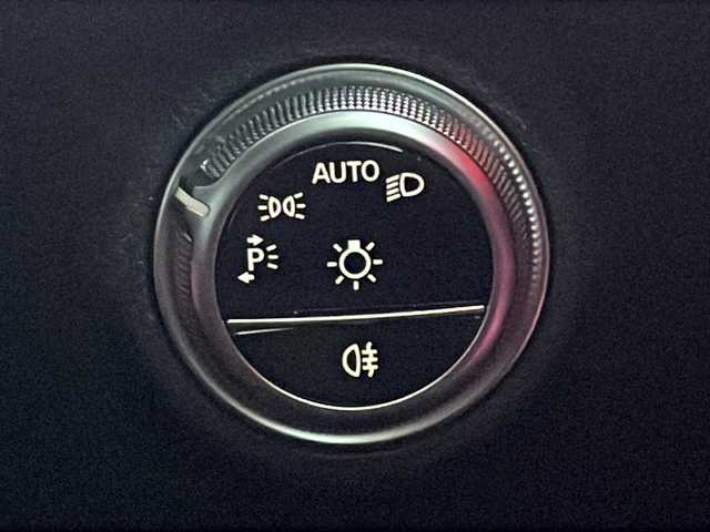 メルセデス・ベンツ Ｍ・ベンツ Ｃ２２０ｄ アバンギャルド　AMGライン 三重県 2022(令4)年 1.9万km ヒヤシンスレッド メーカーオプション/・ヘッドアップディスプレイ/・ARナビゲーション/・レザーシート/・パノラミックスライディングルーフ/レーダーセーフティパッケージ/・アクティブディスタンスアシストディストロニック/・アクティブブレーキアシスト/・PRE-SAFEインパルスサイド/・緊急回避補助システム/・渋滞時ブレーキ機能/・アクティブブラインドスポットアシスト/・アクティブレーンキーピングアシスト/・アクティブステアリングアシスト/・アクティブレーンチェンジグアシスト/・アクティブエマージェンシーストップアシスト/アクティブパーキングアシスト/ターボ/純正ナビ/フルセグTV/【Bluetooth/USB】/360°カメラシステム/ビルトインETC2.0/前後ドライブレコーダー/パドルシフト/パワートランクリッド/D/N席パワーシート/D/N席シートヒーター/デジタルライト/フロント225/45R18インチ純正AW/リア245/40R18インチ純正AW/プッシュスタート/スマートキー/スペアキー/純正フロアマット