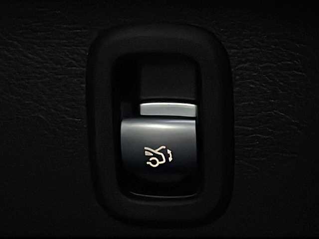 メルセデス・ベンツ Ｍ・ベンツ Ｃ２２０ｄ アバンギャルド　AMGライン 三重県 2022(令4)年 1.9万km ヒヤシンスレッド メーカーオプション/・ヘッドアップディスプレイ/・ARナビゲーション/・レザーシート/・パノラミックスライディングルーフ/レーダーセーフティパッケージ/・アクティブディスタンスアシストディストロニック/・アクティブブレーキアシスト/・PRE-SAFEインパルスサイド/・緊急回避補助システム/・渋滞時ブレーキ機能/・アクティブブラインドスポットアシスト/・アクティブレーンキーピングアシスト/・アクティブステアリングアシスト/・アクティブレーンチェンジグアシスト/・アクティブエマージェンシーストップアシスト/アクティブパーキングアシスト/ターボ/純正ナビ/フルセグTV/【Bluetooth/USB】/360°カメラシステム/ビルトインETC2.0/前後ドライブレコーダー/パドルシフト/パワートランクリッド/D/N席パワーシート/D/N席シートヒーター/デジタルライト/フロント225/45R18インチ純正AW/リア245/40R18インチ純正AW/プッシュスタート/スマートキー/スペアキー/純正フロアマット