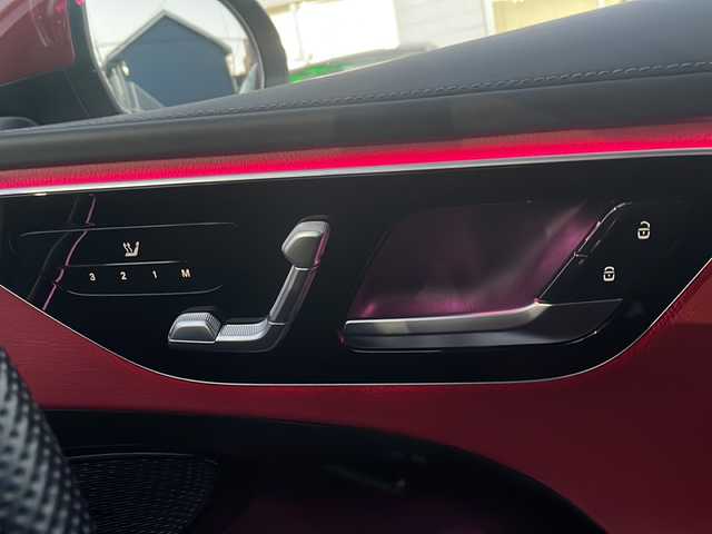 メルセデス・ベンツ Ｍ・ベンツ Ｃ２２０ｄ アバンギャルド　AMGライン 三重県 2022(令4)年 1.9万km ヒヤシンスレッド メーカーオプション/・ヘッドアップディスプレイ/・ARナビゲーション/・レザーシート/・パノラミックスライディングルーフ/レーダーセーフティパッケージ/・アクティブディスタンスアシストディストロニック/・アクティブブレーキアシスト/・PRE-SAFEインパルスサイド/・緊急回避補助システム/・渋滞時ブレーキ機能/・アクティブブラインドスポットアシスト/・アクティブレーンキーピングアシスト/・アクティブステアリングアシスト/・アクティブレーンチェンジグアシスト/・アクティブエマージェンシーストップアシスト/アクティブパーキングアシスト/ターボ/純正ナビ/フルセグTV/【Bluetooth/USB】/360°カメラシステム/ビルトインETC2.0/前後ドライブレコーダー/パドルシフト/パワートランクリッド/D/N席パワーシート/D/N席シートヒーター/デジタルライト/フロント225/45R18インチ純正AW/リア245/40R18インチ純正AW/プッシュスタート/スマートキー/スペアキー/純正フロアマット