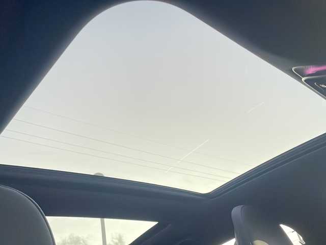 メルセデス・ベンツ Ｍ・ベンツ Ｃ２２０ｄ アバンギャルド　AMGライン 三重県 2022(令4)年 1.9万km ヒヤシンスレッド メーカーオプション/・ヘッドアップディスプレイ/・ARナビゲーション/・レザーシート/・パノラミックスライディングルーフ/レーダーセーフティパッケージ/・アクティブディスタンスアシストディストロニック/・アクティブブレーキアシスト/・PRE-SAFEインパルスサイド/・緊急回避補助システム/・渋滞時ブレーキ機能/・アクティブブラインドスポットアシスト/・アクティブレーンキーピングアシスト/・アクティブステアリングアシスト/・アクティブレーンチェンジグアシスト/・アクティブエマージェンシーストップアシスト/アクティブパーキングアシスト/ターボ/純正ナビ/フルセグTV/【Bluetooth/USB】/360°カメラシステム/ビルトインETC2.0/前後ドライブレコーダー/パドルシフト/パワートランクリッド/D/N席パワーシート/D/N席シートヒーター/デジタルライト/フロント225/45R18インチ純正AW/リア245/40R18インチ純正AW/プッシュスタート/スマートキー/スペアキー/純正フロアマット