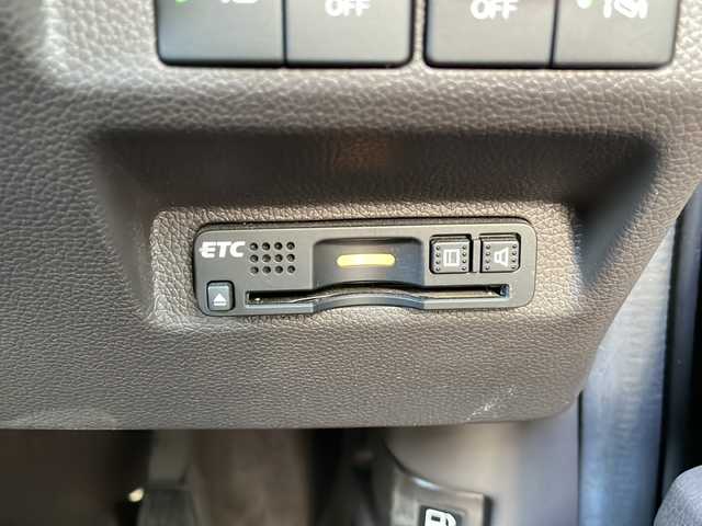 ホンダ フリード G ホンダセンシング 静岡県 2019(令1)年 5.5万km モダンスティールM 純正ナビ/・CD/DVD/・FM/AM/・フルセグTV/・Music Rack/・iPod/・SD/・USB/・Bluetooth/ホンダセンシング/●衝突軽減ブレーキ〈CMBS〉/●誤発進抑制機能/●ACC〈アダプティブ・クルーズ・コントロール〉/●LKAS〈車線維持支援システム〉/●歩行者事故低減ステアリング/●路外逸脱抑制機能/●先行車発進お知らせ機能/●標識認識機能/主要装備/・バックカメラ/・ＥＴＣ/・ドライブレコーダー/・両側パワスラ/・アイドリングストップ/・２列目キャプテンシート/・純正ホイールキャップ/・純正フロアマット