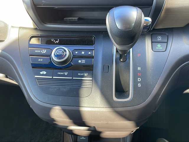 ホンダ フリード G ホンダセンシング 静岡県 2019(令1)年 5.5万km モダンスティールM 純正ナビ/・CD/DVD/・FM/AM/・フルセグTV/・Music Rack/・iPod/・SD/・USB/・Bluetooth/ホンダセンシング/●衝突軽減ブレーキ〈CMBS〉/●誤発進抑制機能/●ACC〈アダプティブ・クルーズ・コントロール〉/●LKAS〈車線維持支援システム〉/●歩行者事故低減ステアリング/●路外逸脱抑制機能/●先行車発進お知らせ機能/●標識認識機能/主要装備/・バックカメラ/・ＥＴＣ/・ドライブレコーダー/・両側パワスラ/・アイドリングストップ/・２列目キャプテンシート/・純正ホイールキャップ/・純正フロアマット