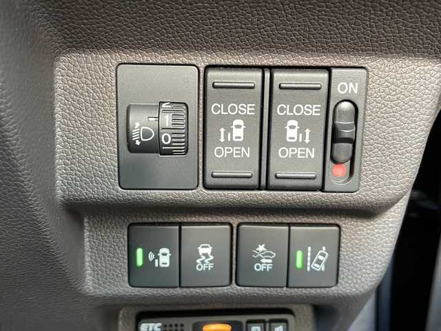 ホンダ フリード G ホンダセンシング 静岡県 2019(令1)年 5.5万km モダンスティールM 純正ナビ/・CD/DVD/・FM/AM/・フルセグTV/・Music Rack/・iPod/・SD/・USB/・Bluetooth/ホンダセンシング/●衝突軽減ブレーキ〈CMBS〉/●誤発進抑制機能/●ACC〈アダプティブ・クルーズ・コントロール〉/●LKAS〈車線維持支援システム〉/●歩行者事故低減ステアリング/●路外逸脱抑制機能/●先行車発進お知らせ機能/●標識認識機能/主要装備/・バックカメラ/・ＥＴＣ/・ドライブレコーダー/・両側パワスラ/・アイドリングストップ/・２列目キャプテンシート/・純正ホイールキャップ/・純正フロアマット