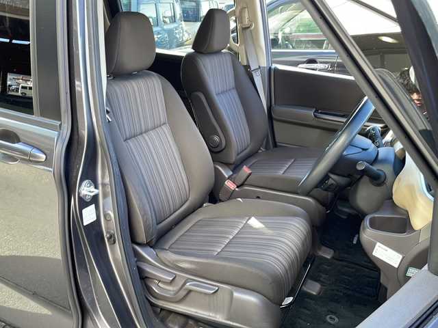 ホンダ フリード G ホンダセンシング 静岡県 2019(令1)年 5.5万km モダンスティールM 純正ナビ/・CD/DVD/・FM/AM/・フルセグTV/・Music Rack/・iPod/・SD/・USB/・Bluetooth/ホンダセンシング/●衝突軽減ブレーキ〈CMBS〉/●誤発進抑制機能/●ACC〈アダプティブ・クルーズ・コントロール〉/●LKAS〈車線維持支援システム〉/●歩行者事故低減ステアリング/●路外逸脱抑制機能/●先行車発進お知らせ機能/●標識認識機能/主要装備/・バックカメラ/・ＥＴＣ/・ドライブレコーダー/・両側パワスラ/・アイドリングストップ/・２列目キャプテンシート/・純正ホイールキャップ/・純正フロアマット