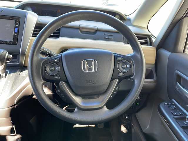 ホンダ フリード G ホンダセンシング 静岡県 2019(令1)年 5.5万km モダンスティールM 純正ナビ/・CD/DVD/・FM/AM/・フルセグTV/・Music Rack/・iPod/・SD/・USB/・Bluetooth/ホンダセンシング/●衝突軽減ブレーキ〈CMBS〉/●誤発進抑制機能/●ACC〈アダプティブ・クルーズ・コントロール〉/●LKAS〈車線維持支援システム〉/●歩行者事故低減ステアリング/●路外逸脱抑制機能/●先行車発進お知らせ機能/●標識認識機能/主要装備/・バックカメラ/・ＥＴＣ/・ドライブレコーダー/・両側パワスラ/・アイドリングストップ/・２列目キャプテンシート/・純正ホイールキャップ/・純正フロアマット