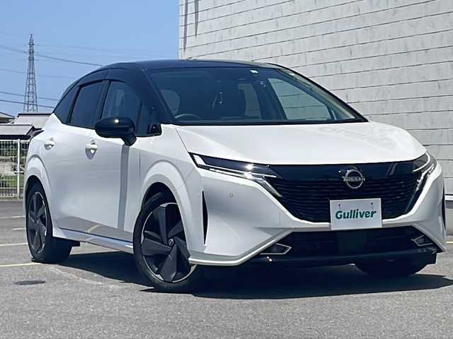 日産 オーラ G 香川県 2022(令4)年 0.5万km ピュアホワイトパール / スーパーブラック 2トーン ワンオーナー/純正9型ナビ/フルセグTV/インテリジェントアラウンドビューモニター/ビルトインETC2.0/ドライブレコーダー/インテリジェントクルーズコントロール/ソナー機能/全方位運転支援システム/・プロパイロット/・インテリジェントエマージェンシーブレーキ/・踏み間違い衝突防止アシスト/・標識検知機能/・前方衝突予測警報/・車線逸脱警報/・ふらつき警報/・車線逸脱防止支援システム/・後側方衝突防止支援システム/・SOSコール/アダプティブLEDヘッドランプ/本革巻きステアリング/ツートーン合皮/ツイード調コンビシート/BOSEパーソナルプラスサウンドシステム/純正17インチアルミホイール/インテリジェントキー/プッシュパワースターター