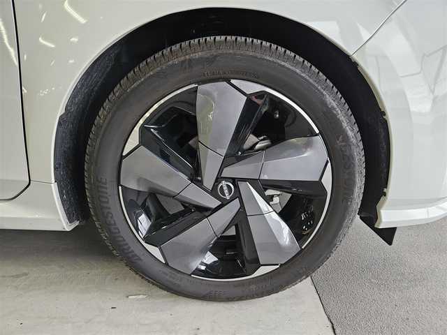 日産 オーラ G 香川県 2022(令4)年 0.5万km ピュアホワイトパール / スーパーブラック 2トーン ワンオーナー/純正9型ナビ/フルセグTV/インテリジェントアラウンドビューモニター/ビルトインETC2.0/ドライブレコーダー/インテリジェントクルーズコントロール/ソナー機能/全方位運転支援システム/・プロパイロット/・インテリジェントエマージェンシーブレーキ/・踏み間違い衝突防止アシスト/・標識検知機能/・前方衝突予測警報/・車線逸脱警報/・ふらつき警報/・車線逸脱防止支援システム/・後側方衝突防止支援システム/・SOSコール/アダプティブLEDヘッドランプ/本革巻きステアリング/ツートーン合皮/ツイード調コンビシート/BOSEパーソナルプラスサウンドシステム/純正17インチアルミホイール/インテリジェントキー/プッシュパワースターター