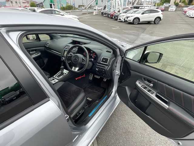 スバル ＷＲＸ Ｓ４ 2．0GT‐S アイサイト 静岡県 2015(平27)年 2.9万km アイスシルバーメタリック ●ワンオーナー/●純正ナビ/(フルセグ/CD/DVD/USB/Bluetooth)/(AVIC-R209)/●バックカメラ/●ブラックハーフレザーシート/●前席パワーシート/●電動パーキングブレーキ/●ヒルスタートアシスト/●衝突軽減ブレーキ/●レーンキープアシスト/●レーダークルーズコントロール/●LEDライト/●オートライト/●F/Rフォグランプ/●革巻きステアリング/●ステアリングスイッチ/●パドルシフト/●ETC/●前方ドライブレコーダー/●フロアマット/●電動格納ウインカーミラー/●ISOFIX/●リアプライバシーガラス/●スマートキー/●プッシュスタート/●スペアキー×1/●横滑り防止装置/●純正18インチアルミホイール/●W＋サイドSRS＋ABS/●保証書/●記録簿/(H28.3/H29.2/H30.3/H31.3/R2.3/R3.2/R4/3/R6.2)/●取扱説明書