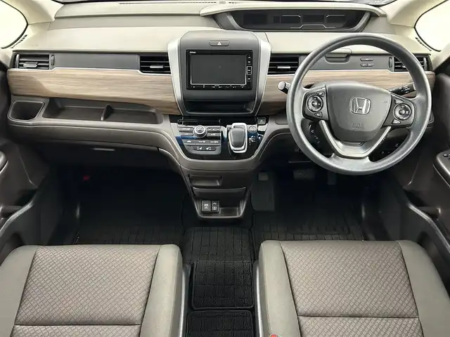 ホンダ フリード ハイブリット G ホンダセンシング 福島県 2022(令4)年 2.7万km プラチナホワイトパール ホンダセンシング　/・CMBS/・ACC/・先行車発進告知/・路外逸脱抑制/・レーンキープアシスト/・標識認識機能/・コーナーセンサー/純正ＳＤナビゲーション　/【AM/FM/DVD/CD/Bluetooth/フルセグ】/バックカメラ　/シートヒーター　/両側パワースライドドア　/ドライブレコーダー前後　/プッシュスタート　/・スマートキー　/・スペアキー　/オートライト　/・ＬＥＤライト/革巻きステアリング/・ステアリングスイッチ/・チルトステリング/純正フロアマット/ドアバイザー