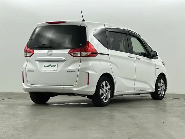 ホンダ フリード ハイブリット G ホンダセンシング 福島県 2022(令4)年 2.7万km プラチナホワイトパール ホンダセンシング　/・CMBS/・ACC/・先行車発進告知/・路外逸脱抑制/・レーンキープアシスト/・標識認識機能/・コーナーセンサー/純正ＳＤナビゲーション　/【AM/FM/DVD/CD/Bluetooth/フルセグ】/バックカメラ　/シートヒーター　/両側パワースライドドア　/ドライブレコーダー前後　/プッシュスタート　/・スマートキー　/・スペアキー　/オートライト　/・ＬＥＤライト/革巻きステアリング/・ステアリングスイッチ/・チルトステリング/純正フロアマット/ドアバイザー