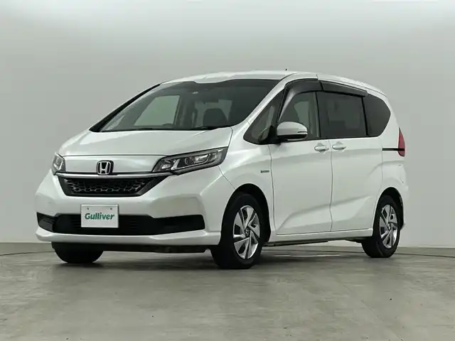 ホンダ フリード ハイブリット G ホンダセンシング 福島県 2022(令4)年 2.7万km プラチナホワイトパール ホンダセンシング　/・CMBS/・ACC/・先行車発進告知/・路外逸脱抑制/・レーンキープアシスト/・標識認識機能/・コーナーセンサー/純正ＳＤナビゲーション　/【AM/FM/DVD/CD/Bluetooth/フルセグ】/バックカメラ　/シートヒーター　/両側パワースライドドア　/ドライブレコーダー前後　/プッシュスタート　/・スマートキー　/・スペアキー　/オートライト　/・ＬＥＤライト/革巻きステアリング/・ステアリングスイッチ/・チルトステリング/純正フロアマット/ドアバイザー