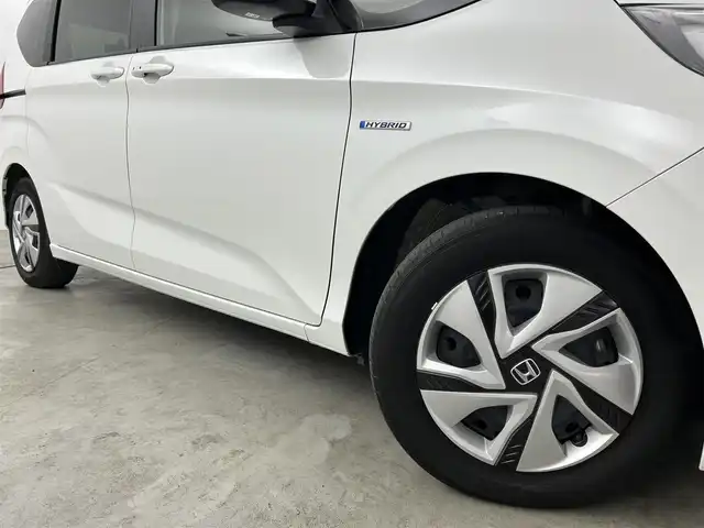 ホンダ フリード ハイブリット G ホンダセンシング 福島県 2022(令4)年 2.7万km プラチナホワイトパール ホンダセンシング　/・CMBS/・ACC/・先行車発進告知/・路外逸脱抑制/・レーンキープアシスト/・標識認識機能/・コーナーセンサー/純正ＳＤナビゲーション　/【AM/FM/DVD/CD/Bluetooth/フルセグ】/バックカメラ　/シートヒーター　/両側パワースライドドア　/ドライブレコーダー前後　/プッシュスタート　/・スマートキー　/・スペアキー　/オートライト　/・ＬＥＤライト/革巻きステアリング/・ステアリングスイッチ/・チルトステリング/純正フロアマット/ドアバイザー