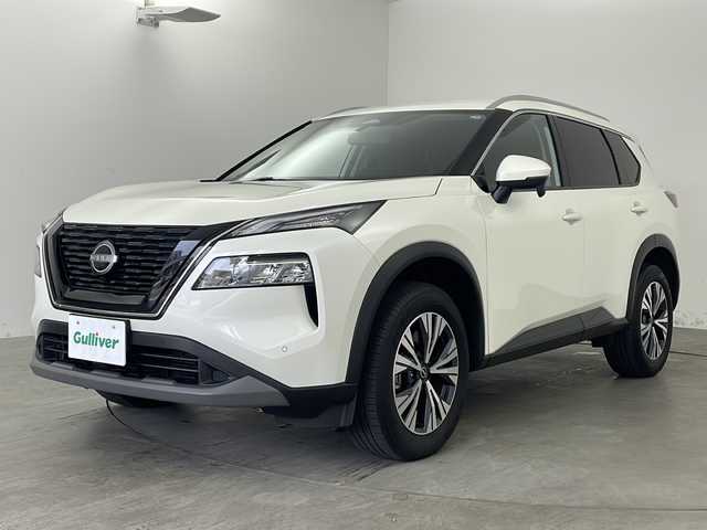 日産 エクストレイル X e－4ORCE 兵庫県 2023(令5)年 0.6万km ブリリアントホワイトパール ・ワンオーナー車/・社外９型ナビ/TV/Ｂｌｕｅｔｏｏｔｈ/SD/CD/DVD/・バックカメラ/・ブラインドスポットモニター/・プロパイロット/・パワーバックドア/・ビルトインＥＴＣ/・ルーフレール/・シートヒーター（運転席/助手席）/・パワーシート/・ステアリングヒーター/・アダクティブクルーズ/・オートＬＥＤライト/・スマートキー/・スペアキー/・衝突軽減ブレーキ/・レーンキープアシスト/・横滑り防止装置/・オートマチックハイビーム/・コーナーセンサー/・ダウンヒルアシストコントロール/・フロアマット/・純正AW/・ルーフレール/・電動パーキングブレーキ/・オートブレーキホールド/・ステアリングスイッチ