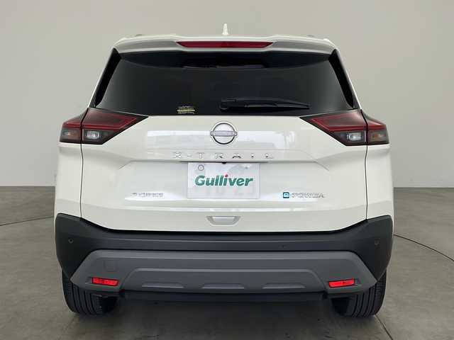日産 エクストレイル X e－4ORCE 兵庫県 2023(令5)年 0.6万km ブリリアントホワイトパール ・ワンオーナー車/・社外９型ナビ/TV/Ｂｌｕｅｔｏｏｔｈ/SD/CD/DVD/・バックカメラ/・ブラインドスポットモニター/・プロパイロット/・パワーバックドア/・ビルトインＥＴＣ/・ルーフレール/・シートヒーター（運転席/助手席）/・パワーシート/・ステアリングヒーター/・アダクティブクルーズ/・オートＬＥＤライト/・スマートキー/・スペアキー/・衝突軽減ブレーキ/・レーンキープアシスト/・横滑り防止装置/・オートマチックハイビーム/・コーナーセンサー/・ダウンヒルアシストコントロール/・フロアマット/・純正AW/・ルーフレール/・電動パーキングブレーキ/・オートブレーキホールド/・ステアリングスイッチ
