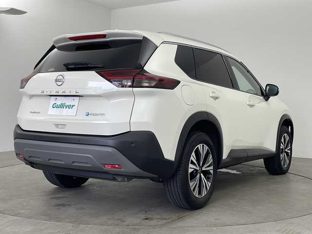 日産 エクストレイル X e－4ORCE 兵庫県 2023(令5)年 0.6万km ブリリアントホワイトパール ・ワンオーナー車/・社外９型ナビ/TV/Ｂｌｕｅｔｏｏｔｈ/SD/CD/DVD/・バックカメラ/・ブラインドスポットモニター/・プロパイロット/・パワーバックドア/・ビルトインＥＴＣ/・ルーフレール/・シートヒーター（運転席/助手席）/・パワーシート/・ステアリングヒーター/・アダクティブクルーズ/・オートＬＥＤライト/・スマートキー/・スペアキー/・衝突軽減ブレーキ/・レーンキープアシスト/・横滑り防止装置/・オートマチックハイビーム/・コーナーセンサー/・ダウンヒルアシストコントロール/・フロアマット/・純正AW/・ルーフレール/・電動パーキングブレーキ/・オートブレーキホールド/・ステアリングスイッチ