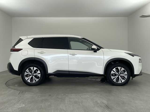 日産 エクストレイル X e－4ORCE 兵庫県 2023(令5)年 0.6万km ブリリアントホワイトパール ・ワンオーナー車/・社外９型ナビ/TV/Ｂｌｕｅｔｏｏｔｈ/SD/CD/DVD/・バックカメラ/・ブラインドスポットモニター/・プロパイロット/・パワーバックドア/・ビルトインＥＴＣ/・ルーフレール/・シートヒーター（運転席/助手席）/・パワーシート/・ステアリングヒーター/・アダクティブクルーズ/・オートＬＥＤライト/・スマートキー/・スペアキー/・衝突軽減ブレーキ/・レーンキープアシスト/・横滑り防止装置/・オートマチックハイビーム/・コーナーセンサー/・ダウンヒルアシストコントロール/・フロアマット/・純正AW/・ルーフレール/・電動パーキングブレーキ/・オートブレーキホールド/・ステアリングスイッチ